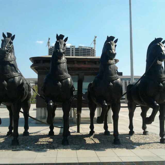 济南西客站东广场铜车马雕塑群